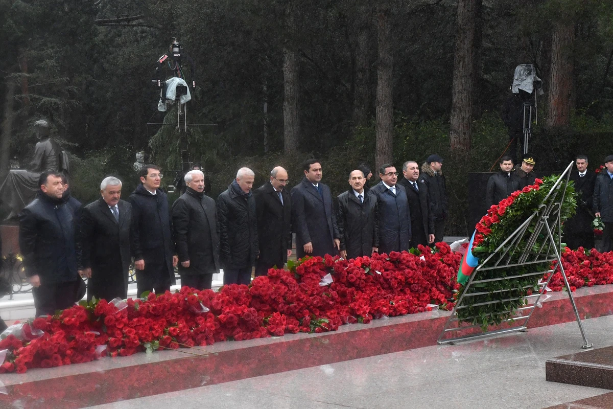 Коллектив Минэкономики почтил память Гейдара Алиева - ФОТО
