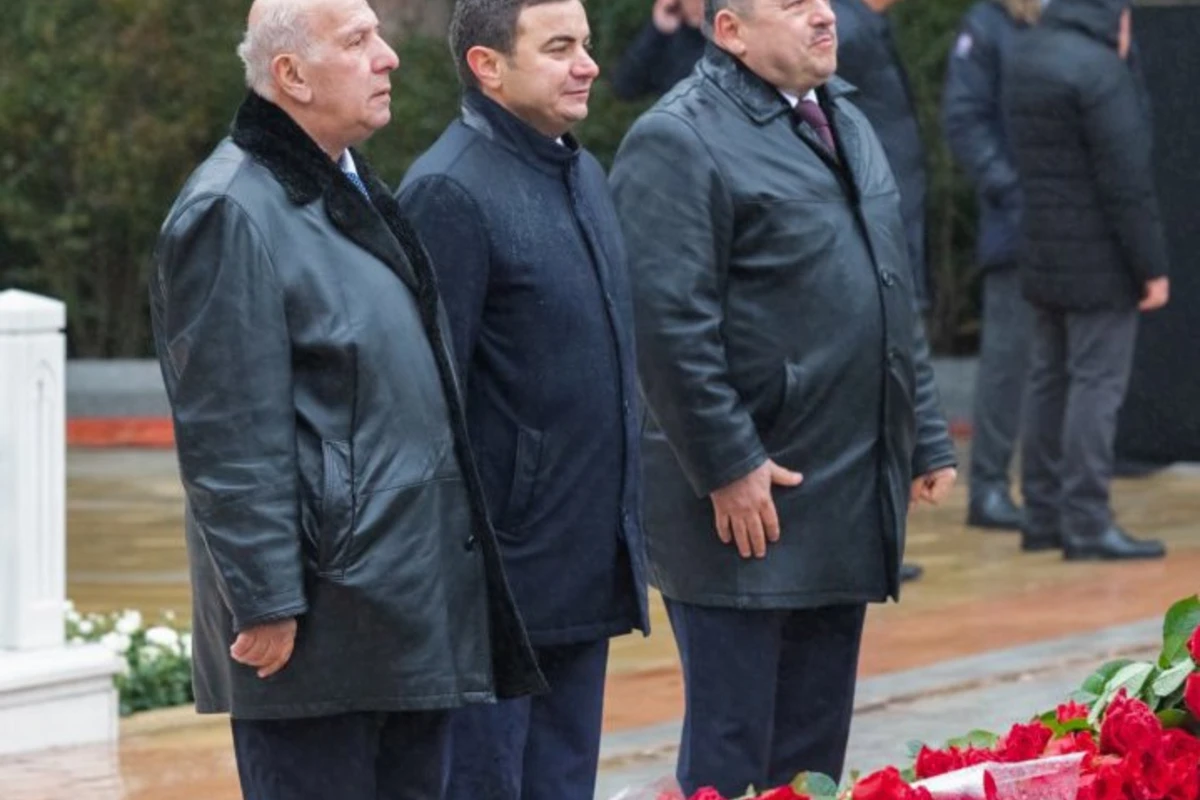AZAL-ın kollektivi Ümummilli Lider Heydər Əliyevin xatirəsini yad edib - FOTO