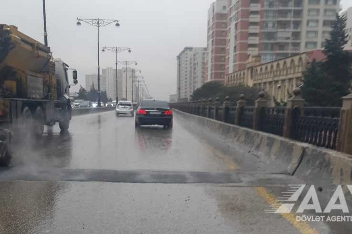 Bakıda yol ötürücüsündə yaranan problem aradan qaldırılıb - FOTO/VİDEO - YENİLƏNİB