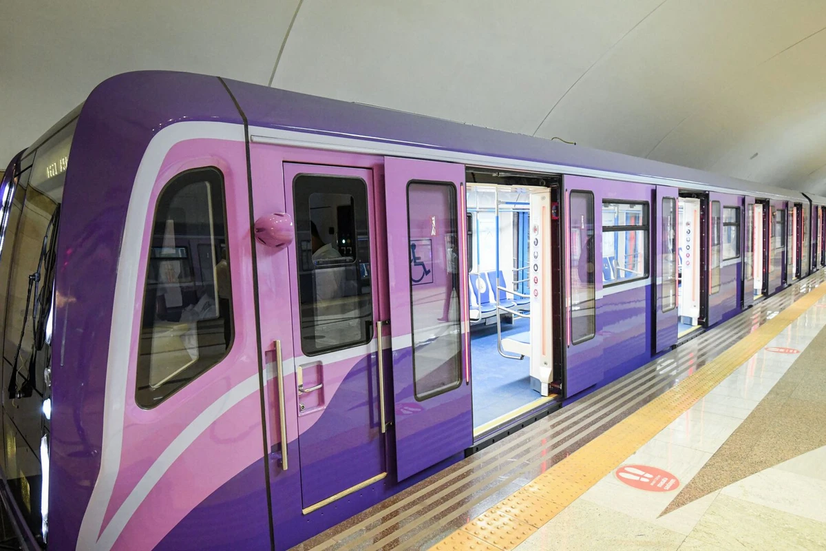 Bakı metrosunda stansiya yoluna düşən qadın ölüb Bakı metrosunda stansiya yoluna düşən qadın ölüb