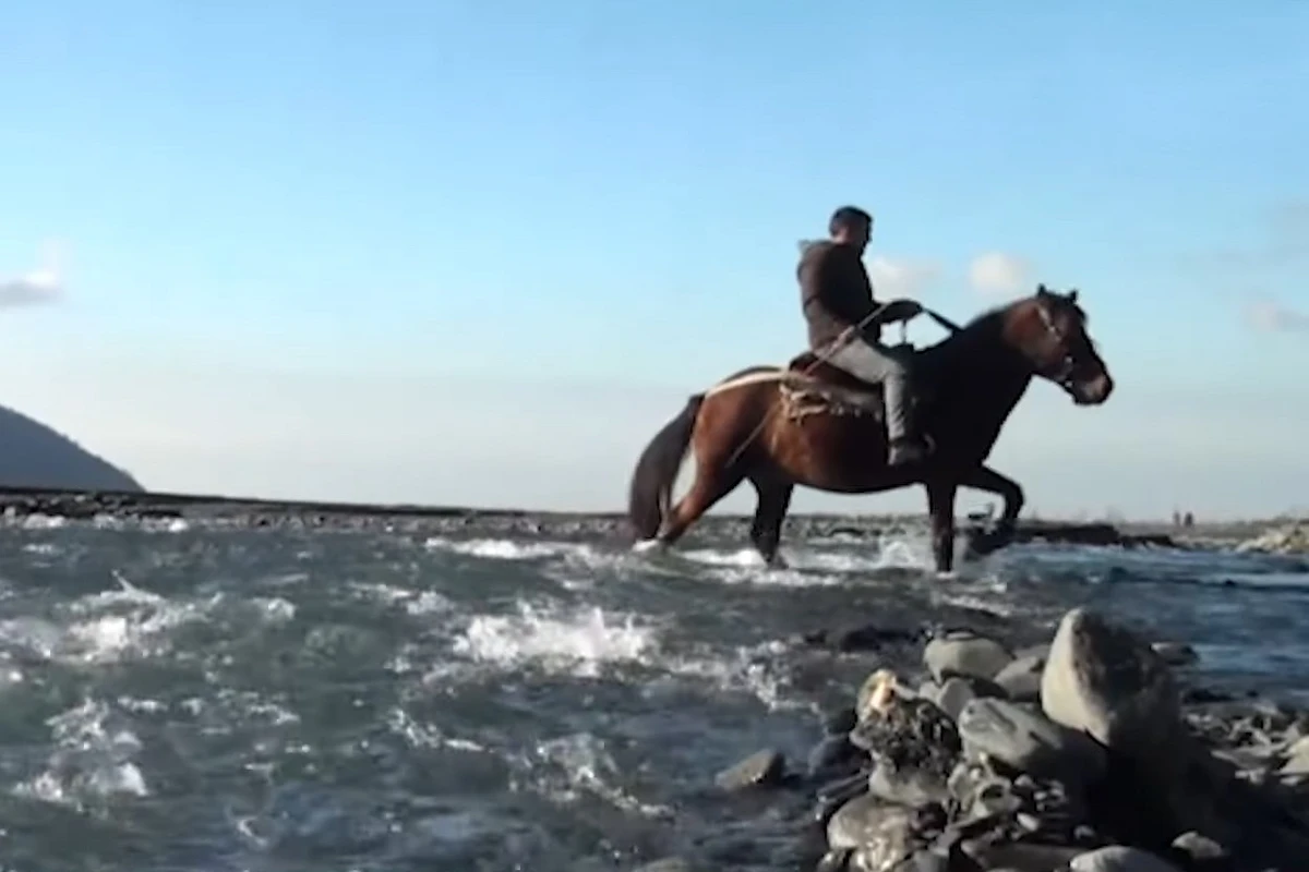 15 ildir dərsə atla gedən müəllim: “At ilə birgə çaya yıxıldım” - VİDEO 15 ildir dərsə atla gedən müəllim: “At ilə birgə çaya yıxıldım” - VİDEO