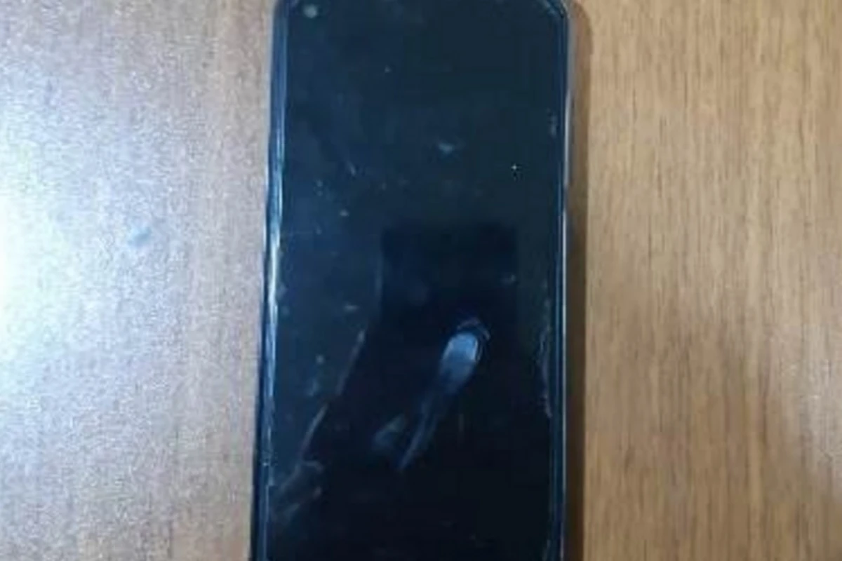 Qadın həbsdə olan həyat yoldaşına corabda telefon keçirməyə cəhd etdi