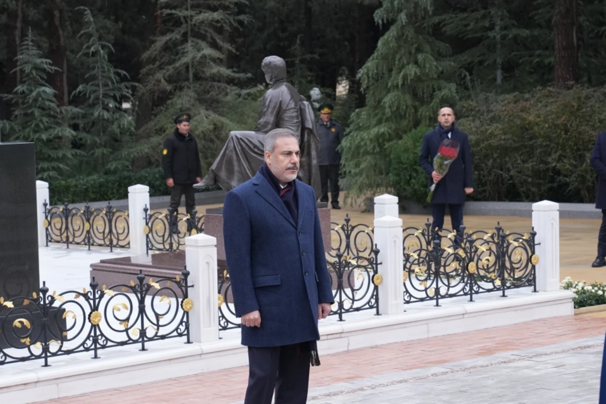 Хакан Фидан посетил могилу Гейдара Алиева, мемориал турецким воинам и Аллею шехидов