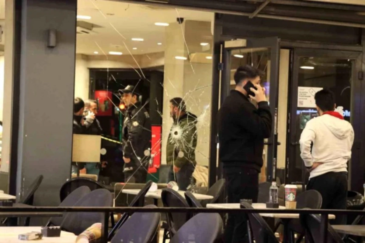 Ov tüfəngi ilə Starbucksa hücum etdi - FOTO/VİDEO Ov tüfəngi ilə Starbucksa hücum etdi - FOTO/VİDEO
