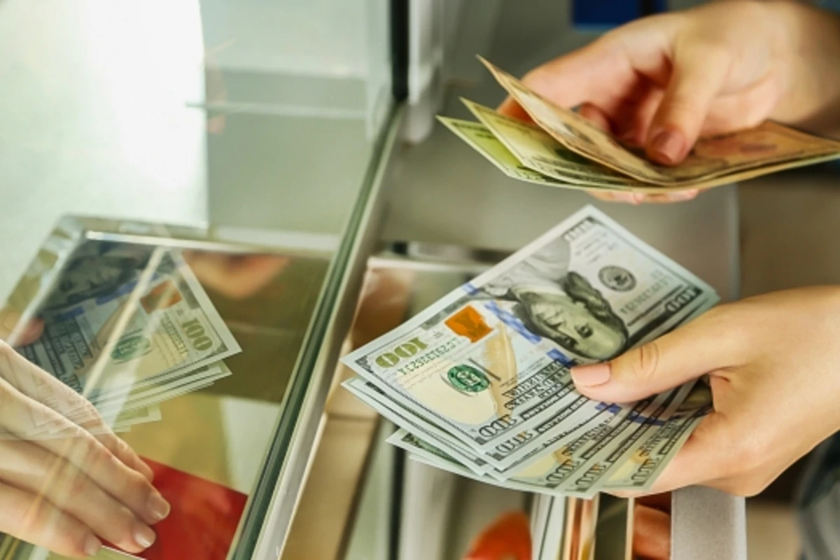 Banklar köhnə dolları manata dəyişmirlərsə, vətəndaşlar hara müraciət etməlidirlər? - AÇIQLAMA - FOTO