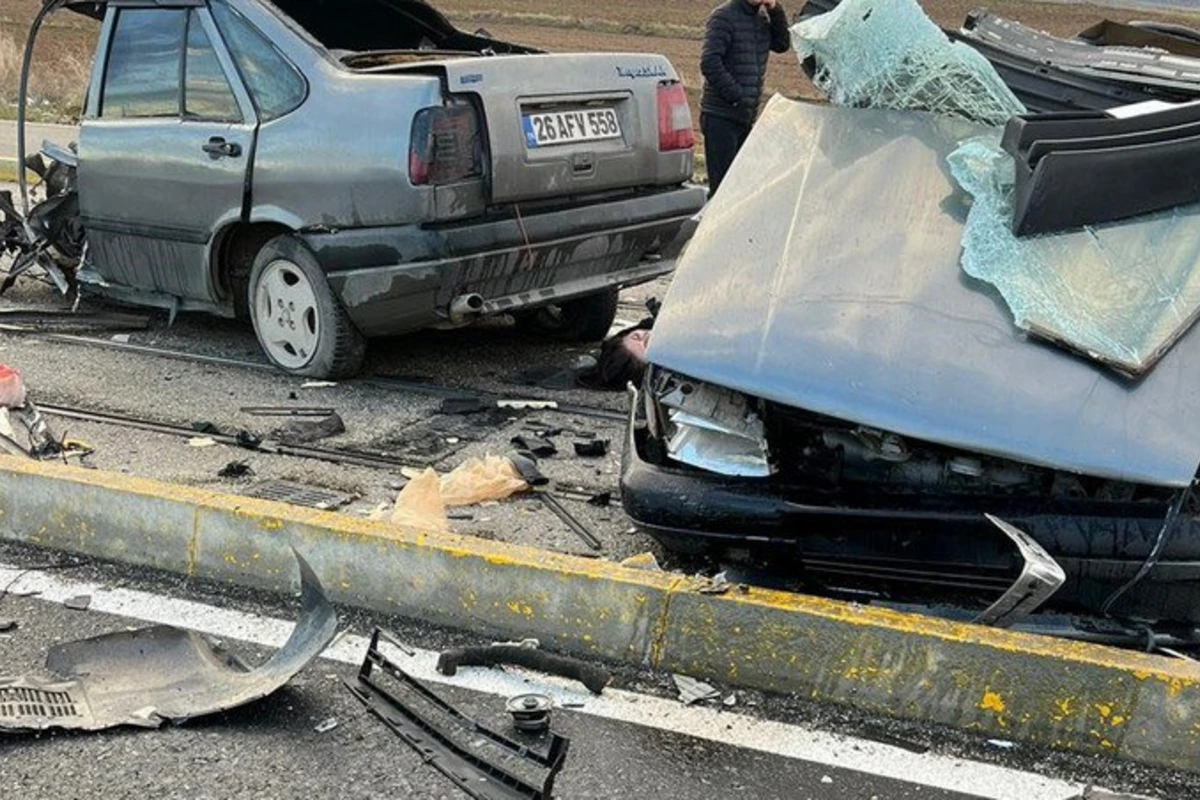 Türkiyədə ağır yol qəzası: Avtomobil iki yerə bölündü Türkiyədə ağır yol qəzası: Avtomobil iki yerə bölündü