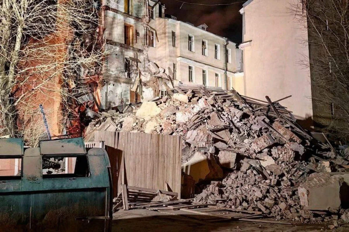 Sankt-Peterburqun mərkəzində altımərtəbəli bina uçdu - FOTO