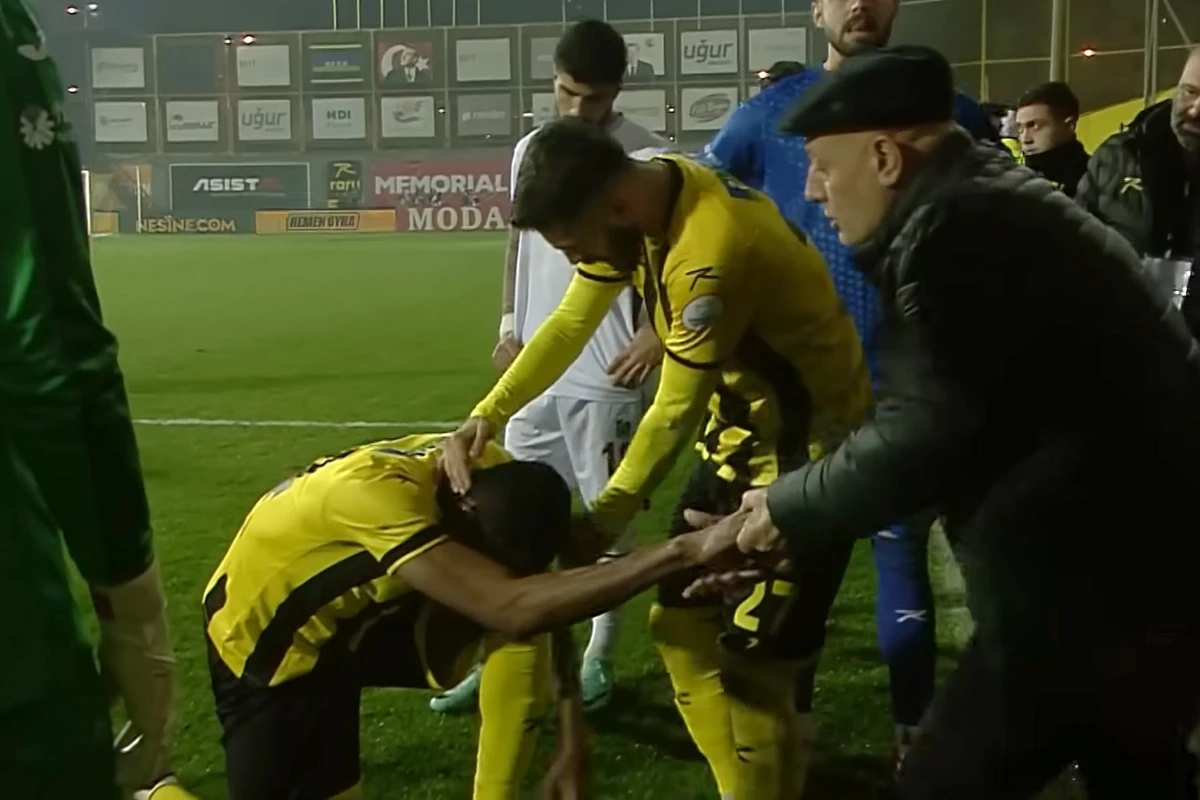 İstanbulspor klubunun futbolçusu klub prezidentinin qarşısında diz köçüb yalvardı - VİDEO