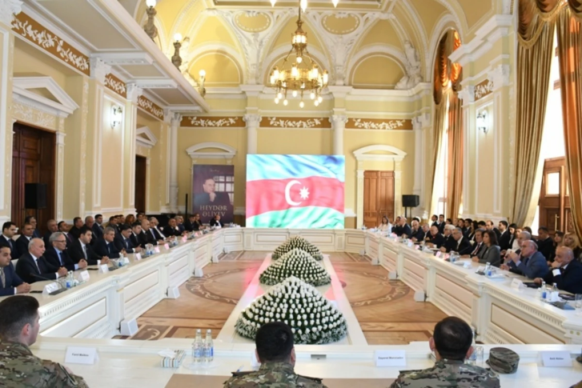 Bakı Şəhər İcra Hakimiyyətində “Heydər Əliyev” kitabının təqdimatı keçirilib - FOTO
