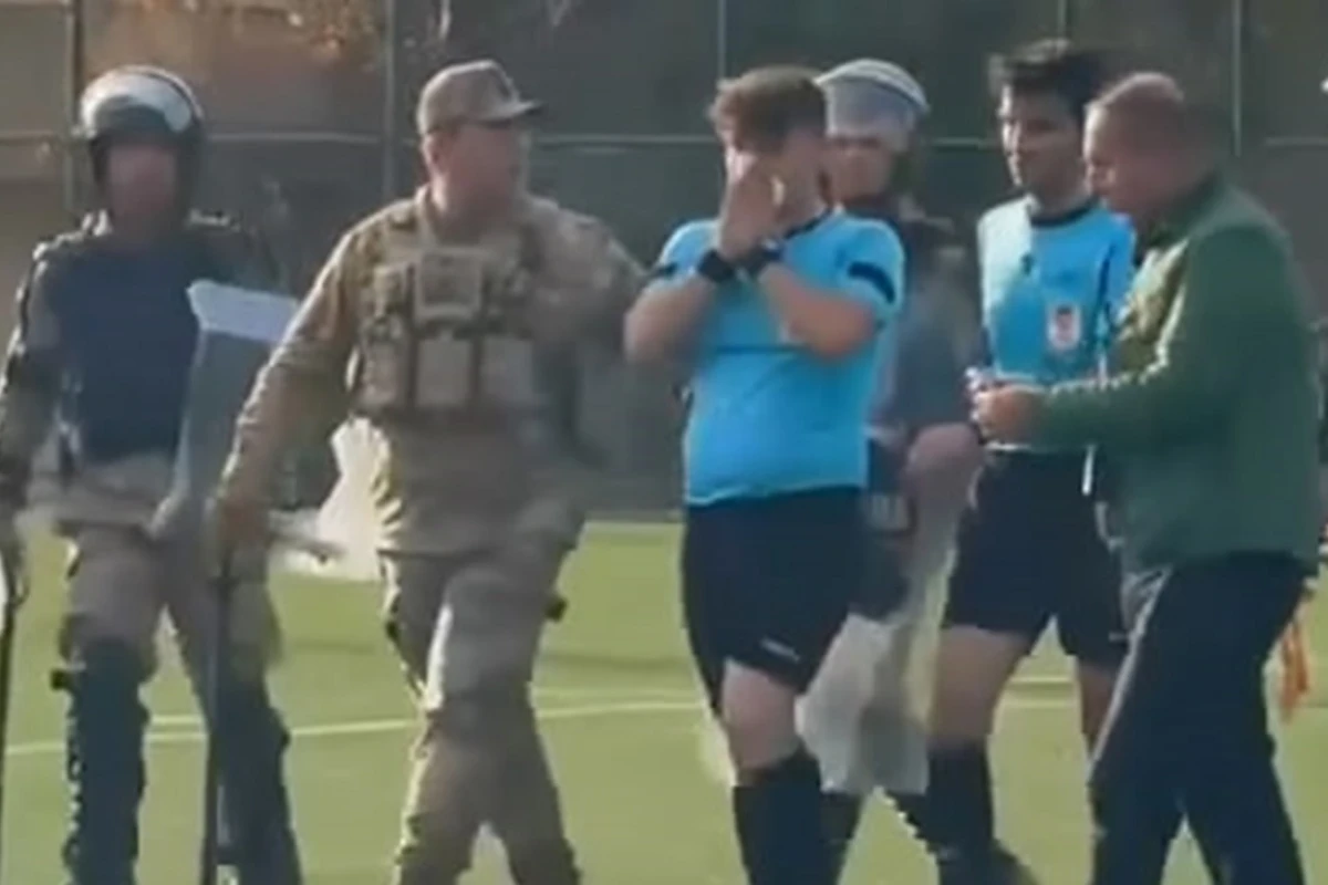 Türkiyədə oyun zamanı futbolçular hakimin burnunu sındırdılar - VİDEO