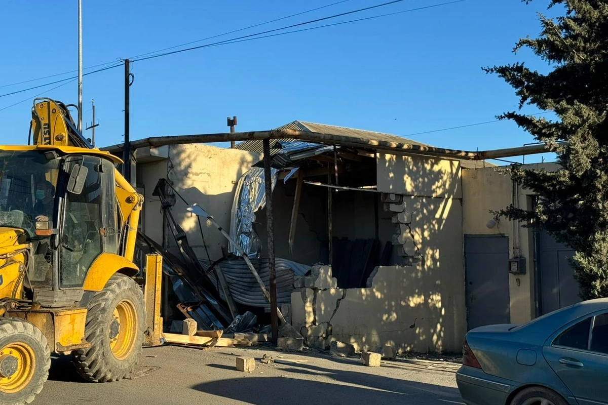 Bakıda qanunsuz tikili sökülüb - FOTO/VİDEO
