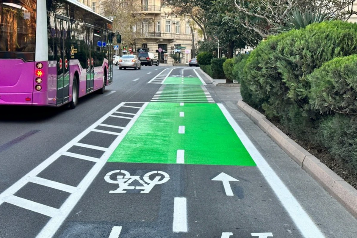 Paytaxtda yol kəsişmələrində yaşıl boya çəkilir - FOTO