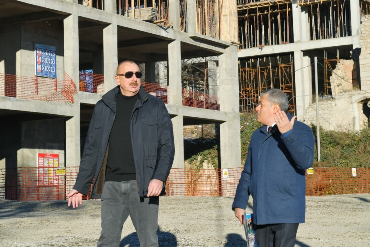 İlham Əliyev Şuşa şəhərinin Qarabağ küçəsində aparılan tikinti işləri ilə tanış olub - FOTO