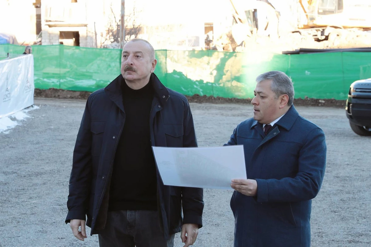 Prezident Şuşada ilk yaşayış kompleksində aparılan tikinti işlərinin gedişi ilə tanış olub - YENİLƏNİB - FOTO