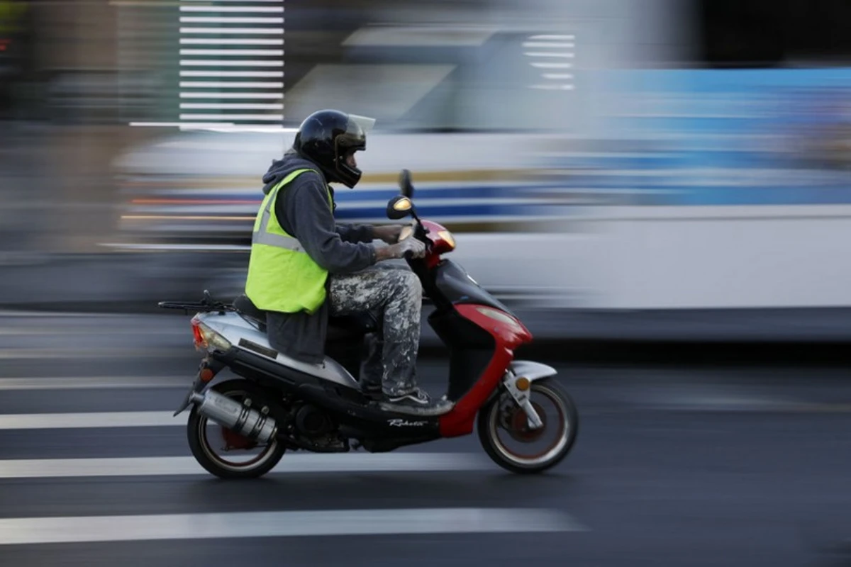 Sumqayıtda moped dirəyə çırpılıb, sürücüsü ölüb