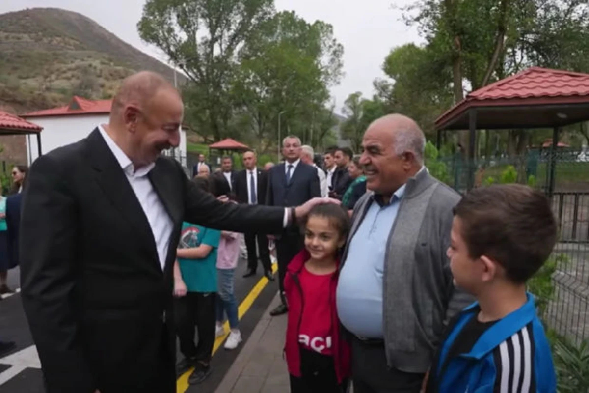Prezidentlə görüşən laçınlılar və zəngilanlılar: “Onu televizordan qucaqlayıb öpmüşdüm” - VİDEO Prezidentlə görüşən laçınlılar və zəngilanlılar: “Onu televizordan qucaqlayıb öpmüşdüm” - VİDEO