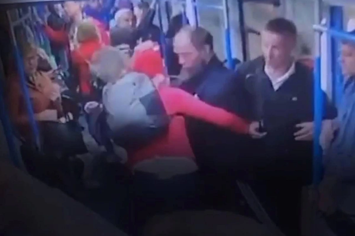 Мужчины подрались в вагоне метро Москвы и попали на ВИДЕО