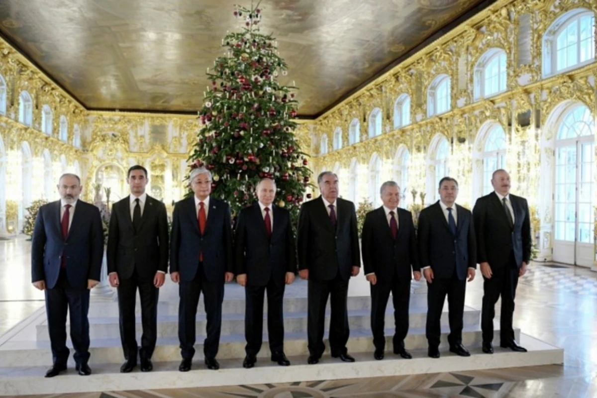 MDB dövlət başçıları qeyri-rəsmi sammitin keçiriləcəyi “Böyük Peterhof Sarayı” ilə tanış olublar