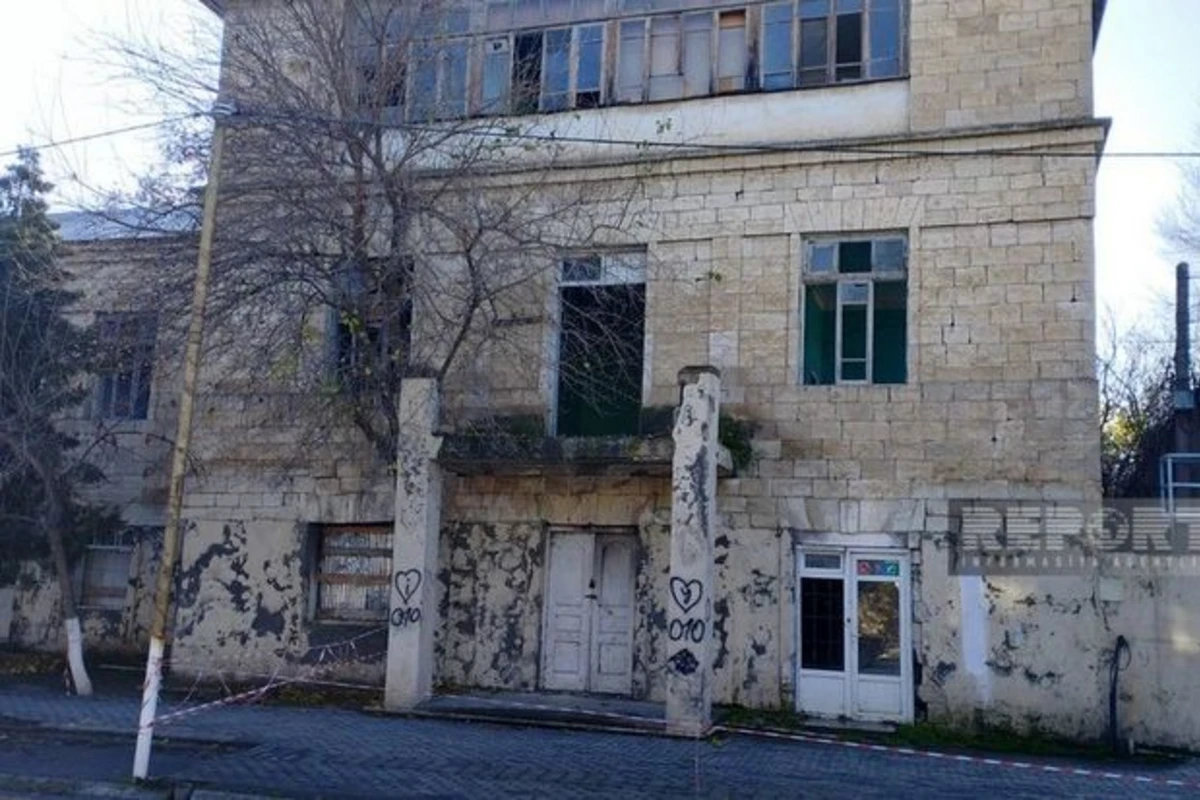 Kürdəmir sakinləri İkinci Dünya müharibəsi zamanı tikilən binanın sökülməsini tələb edirlər - FOTO