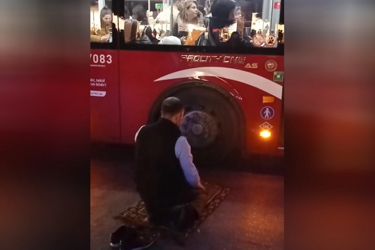 BakuBusın sürücüsünün namaz qılması ilə bağlı AÇIQLAMA - VİDEO