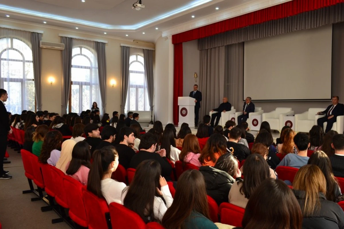 Prezident seçkilərində ilk dəfə səs verəcək tələbələrlə maarifləndirici seminarlar keçirilir - FOTO Prezident seçkilərində ilk dəfə səs verəcək tələbələrlə maarifləndirici seminarlar keçirilir - FOTO