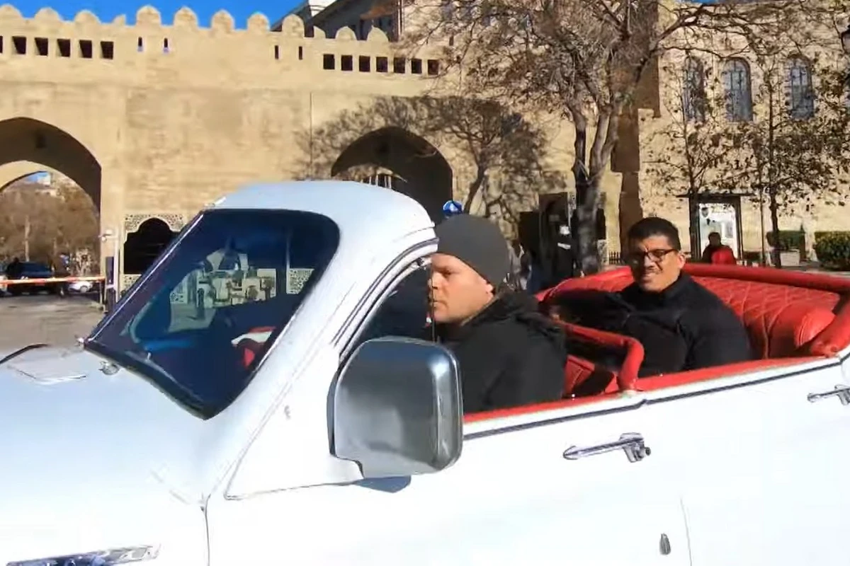 Bakıda turistlərə bələdçilik edən ingilis: “İçərişəhərin tarixi mənə hər zaman maraqlı olub” - VİDEO