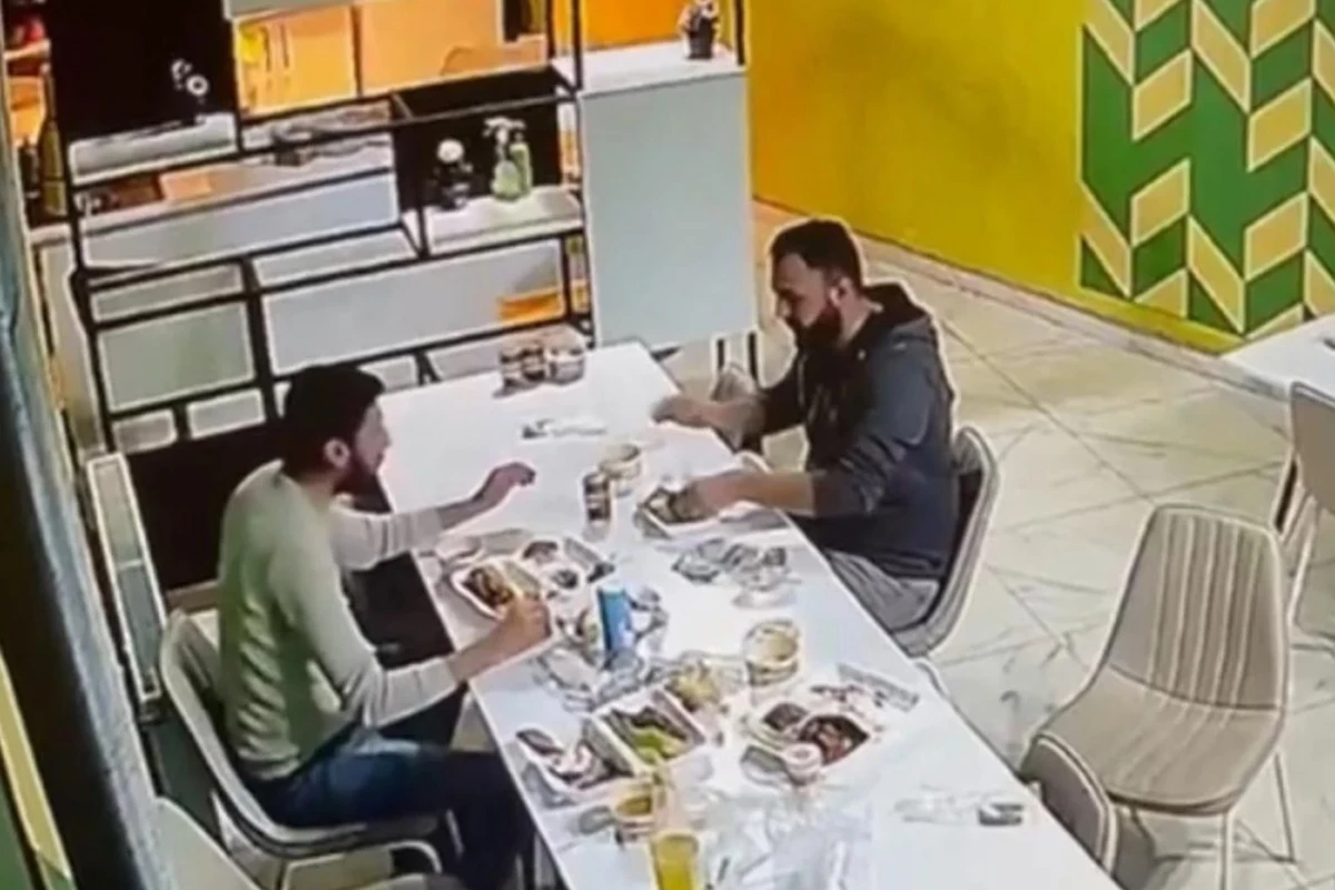 Türkiyədəki zəlzələ anı gündəm oldu: Yemək yeməyə davam etdilər - VİDEO