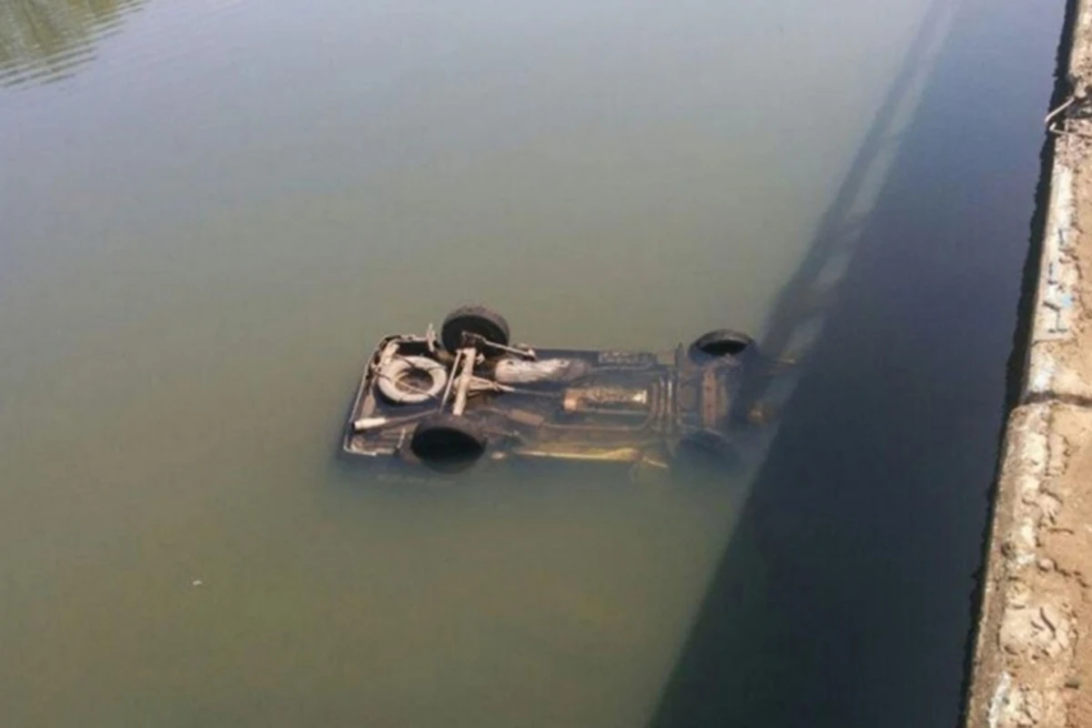 Yevlaxda avtomobil su kanalına düşüb, ölən var