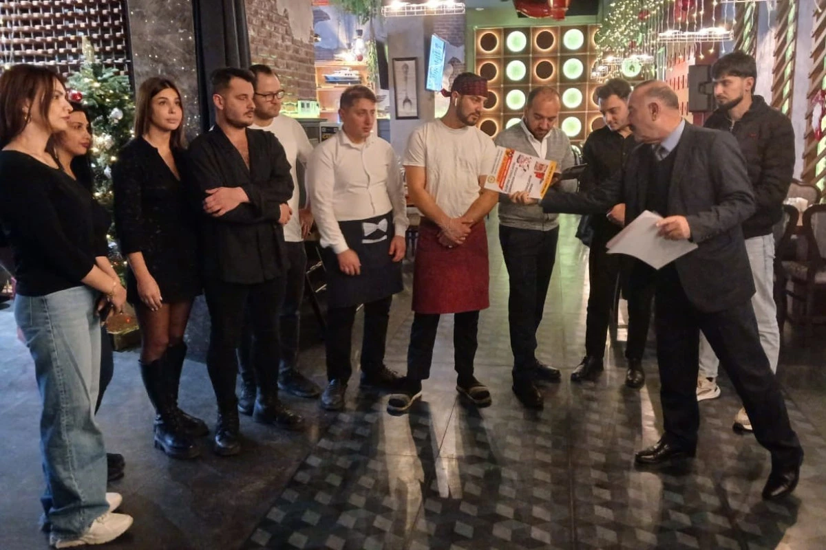 Yeni il şənliklərində yanğın təhlükəsizliyi ilə bağlı tədbirlər keçirilib - FOTO Yeni il şənliklərində yanğın təhlükəsizliyi ilə bağlı tədbirlər keçirilib - FOTO