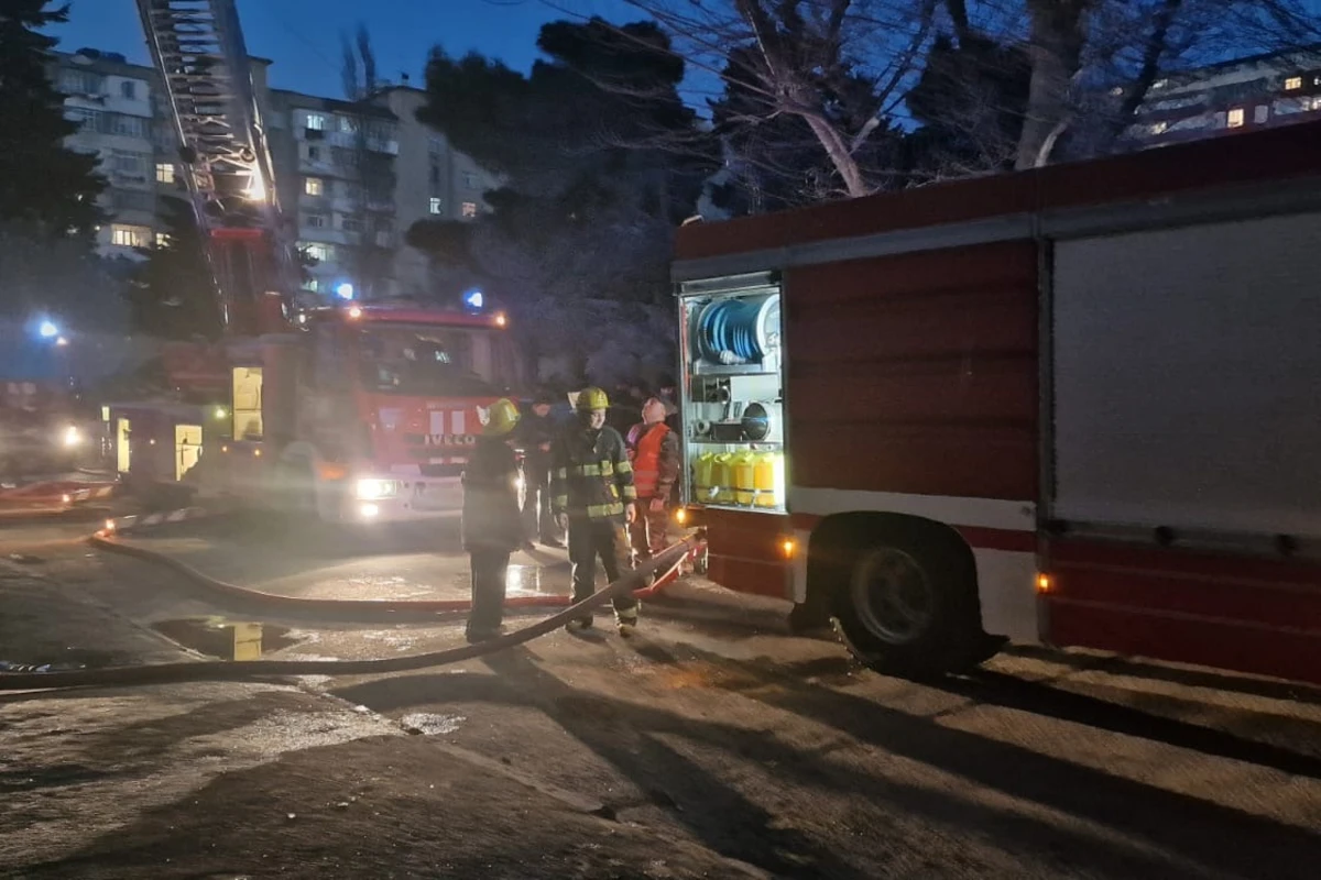 Bakıda hündürmərtəbəli yaşayış binasındakı yanğın söndürülüb - FOTO