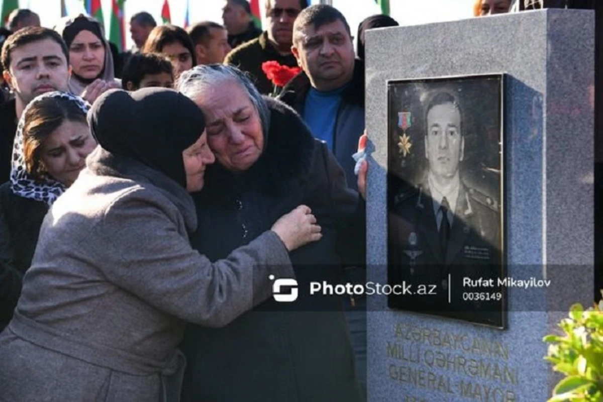 Polad Həşimovun xatirəsi məzarı başında anılır