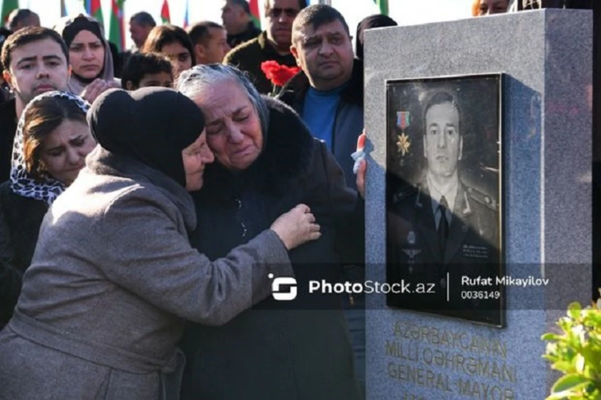 Азербайджанский народ чтит память Полада Гашимова - ФОТО
