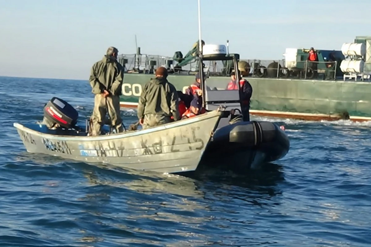 В Каспийском море спасены рыбаки, столкнувшиеся с угрозой утопления - ФОТО