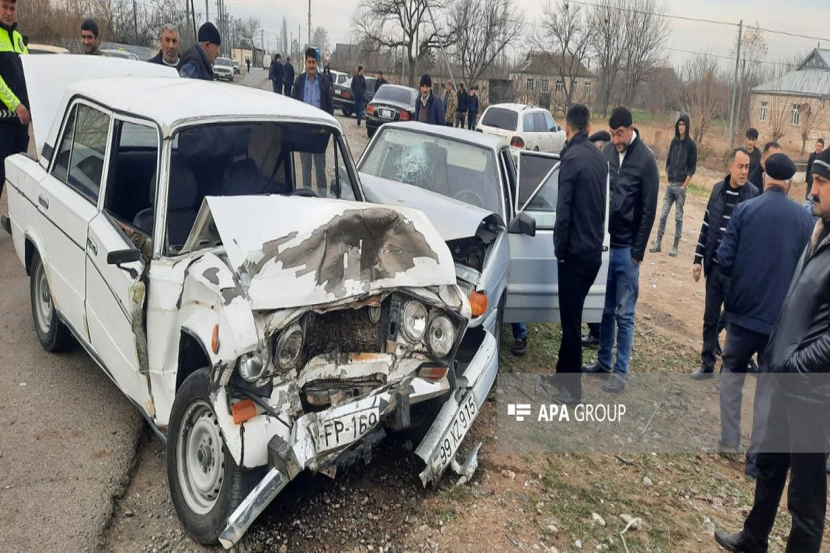 Bərdədə iki avtomobil toqquşub, xəsarət alanlar var - FOTO
