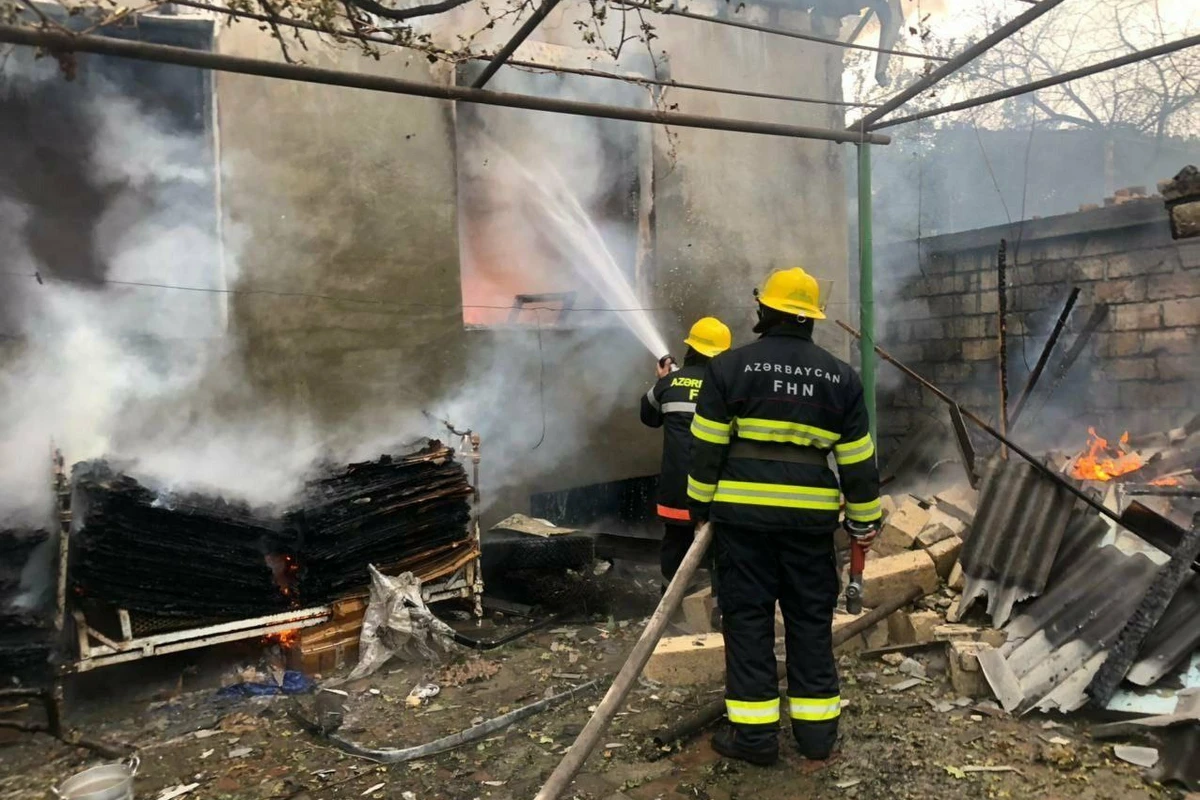 Zaqatalada beşotaqlı ev yandı