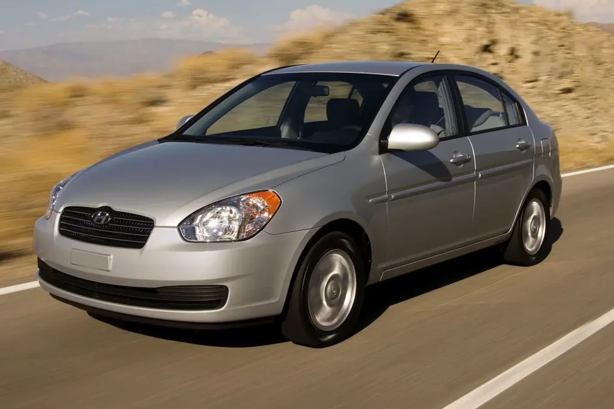 Dövlət idarələri maşınlarını satışa çıxardı - Hyundai Accent - 6000 AZN