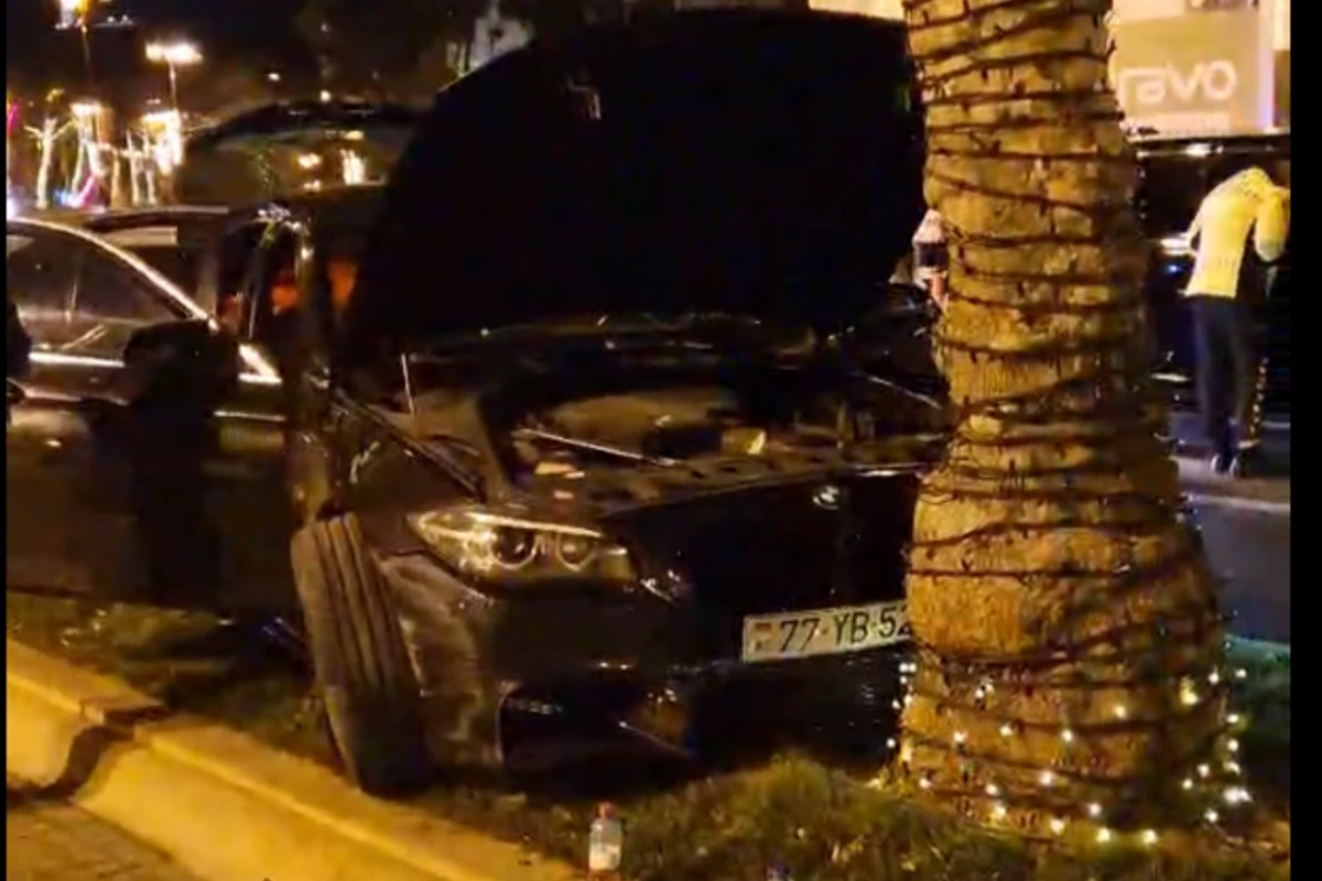 В Баку BMW врезался в дерево - ВИДЕО