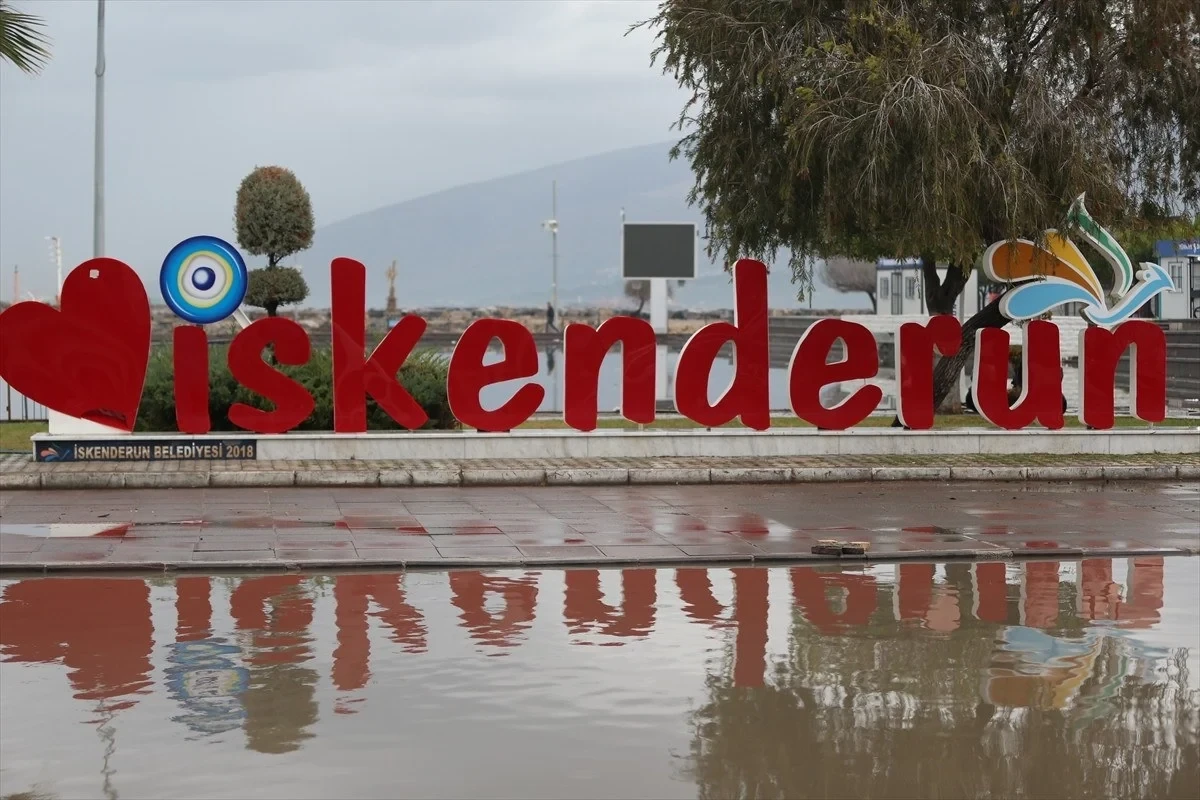 Hatayda yollar və evlər su altında qalıb - VİDEO