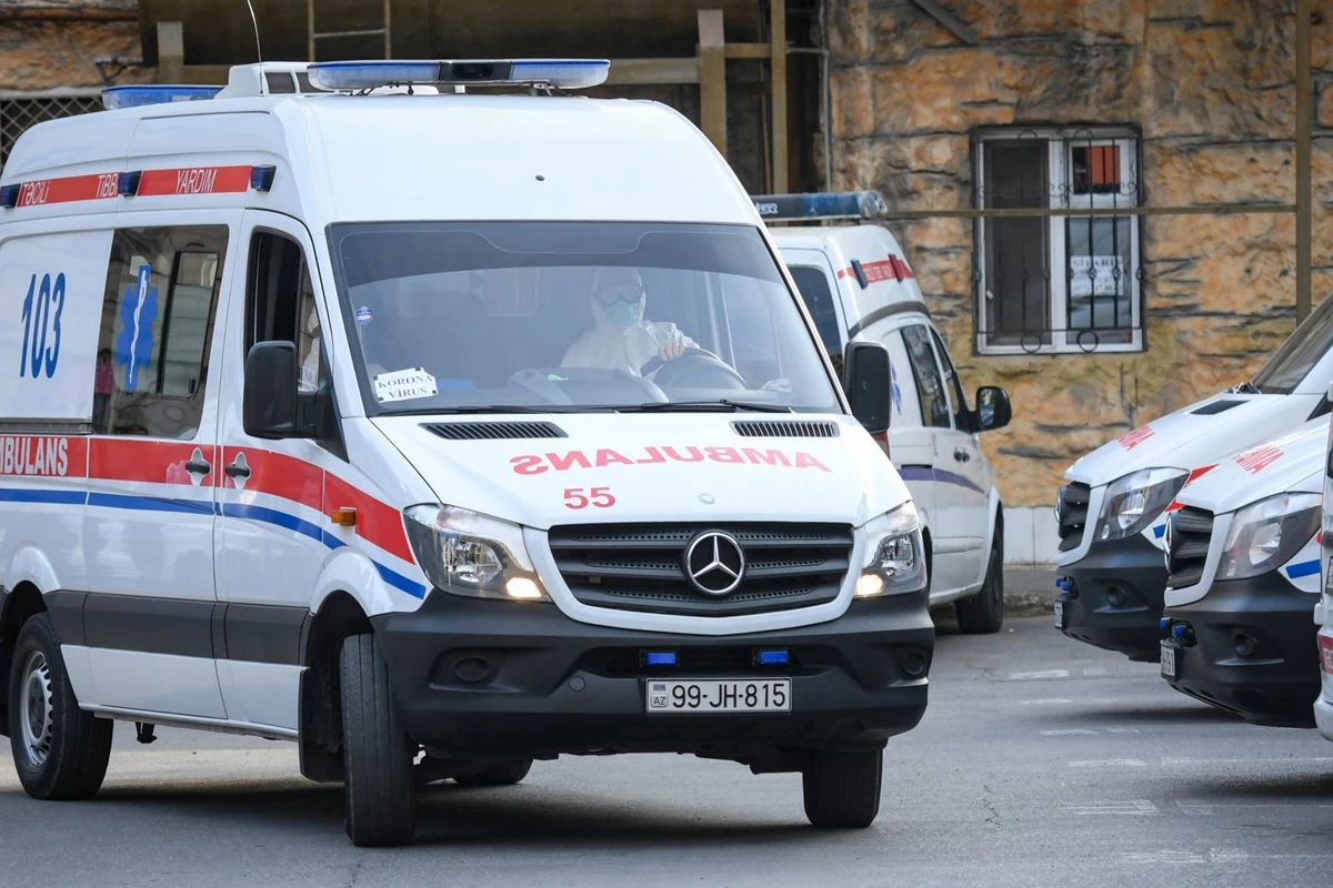 Eyvandan yıxılan uşaq saat yarım qan içində yerdə qalıb, təcili yardım gəlməyib - AÇIQLAMA + FOTO