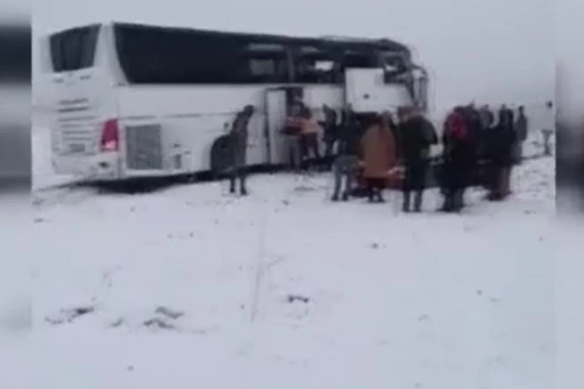 Qarsda avtobus qəzası: Ölən və yaralananlar var - FOTO Qarsda avtobus qəzası: Ölən və yaralananlar var - FOTO