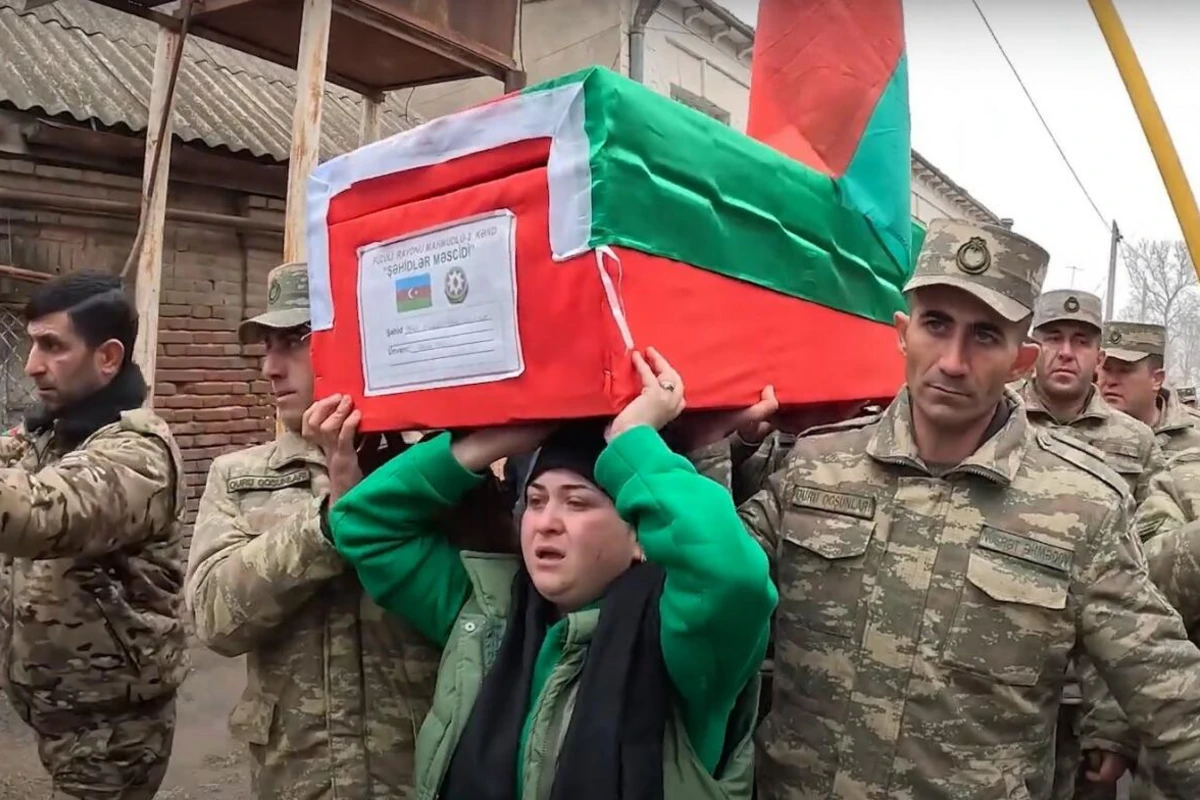 Şəhid gizirimizin tabutunu həyat yoldaşı apardı - VİDEO