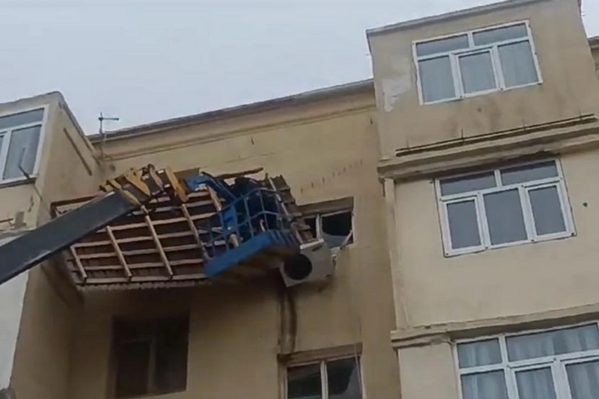 Bakıda güclü külək yaşayış binasının damını uçurub - FOTO/VİDEO