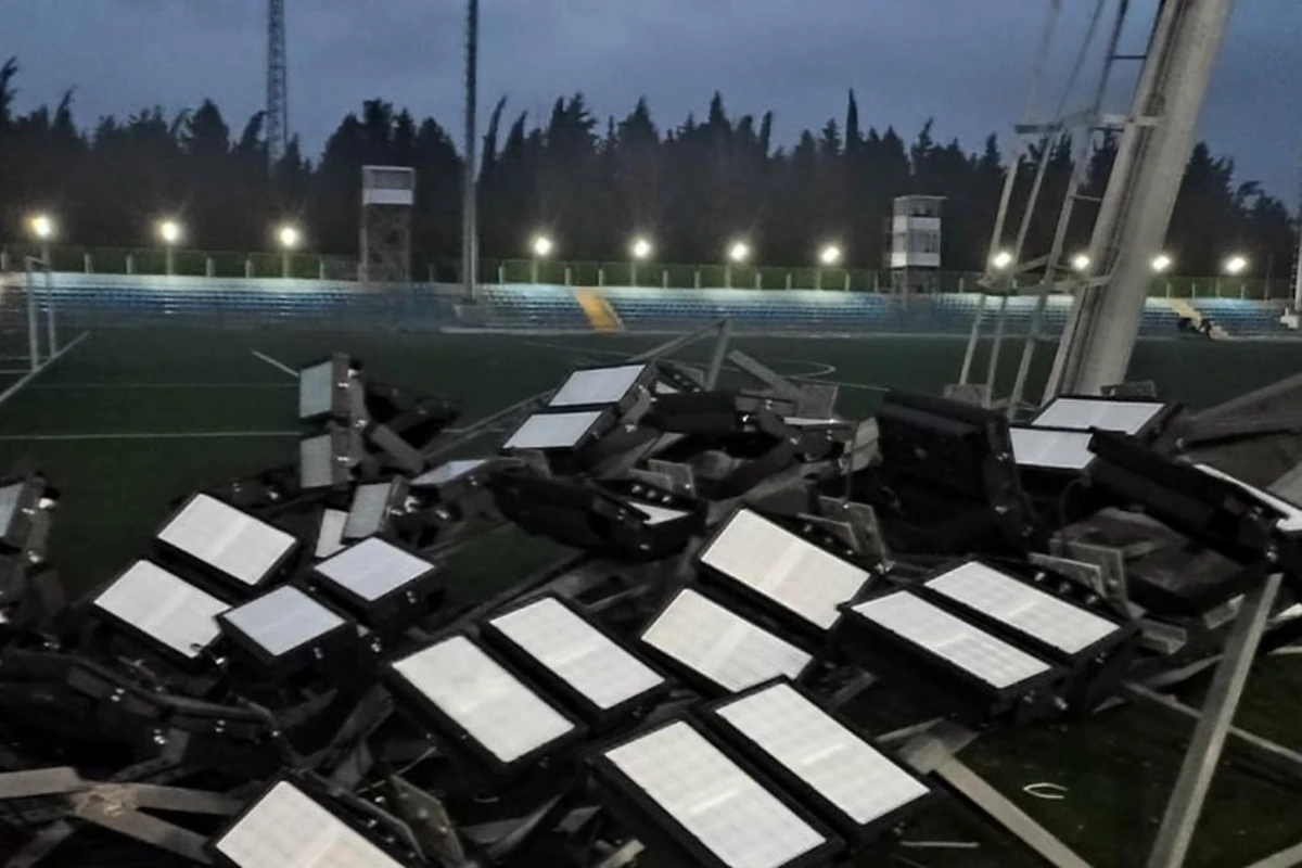 Azərbaycanda işıq dirəyi aşan stadionda oyunlar günorta keçiriləcək