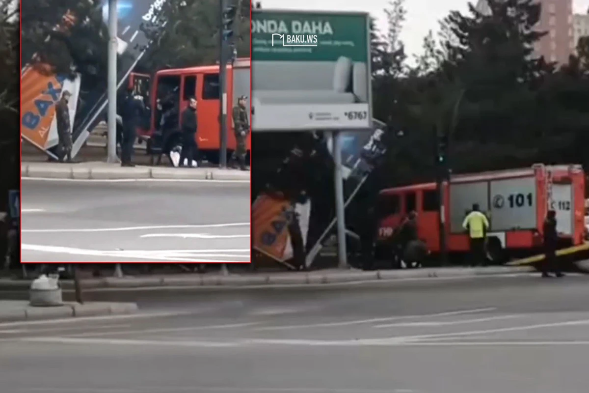 В Баку пожарная машина врезалась  в рекламный щит - ВИДЕО