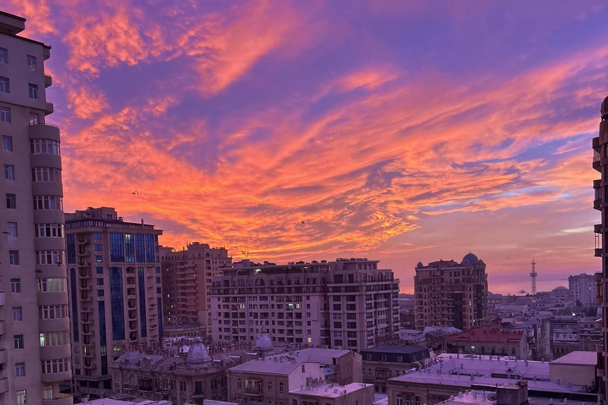 Bu səhər Bakı səması göz oxşadı - VİDEO