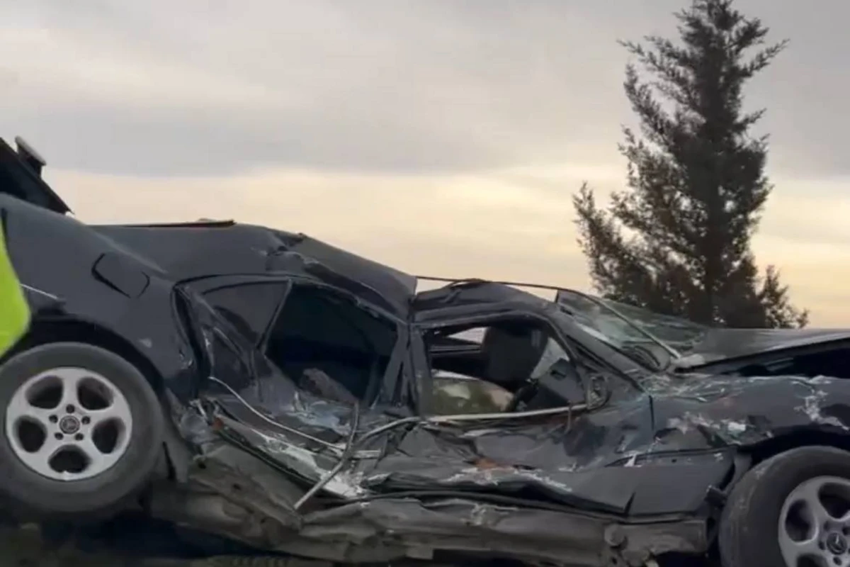 Prospektdə ağır qəza - İdarəetməni itirən sürücü Mercedesi aşırdı - VİDEO