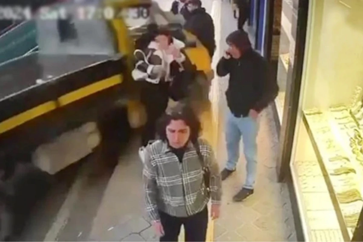 İzmirdə yük maşını piyadaları əzib mağazaya çırpıldı - VİDEO
