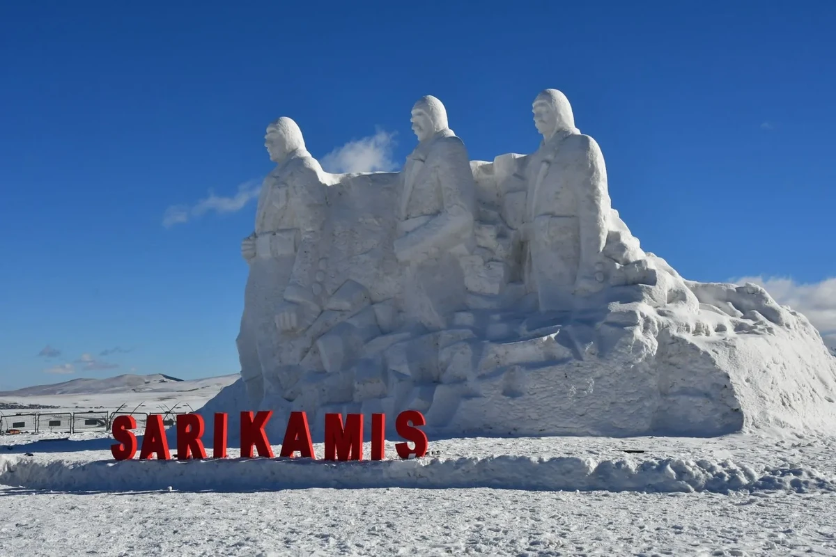 Sarıqamış şəhidlərinin xatirəsinə qar heykəllər hazırlandı - FOTO