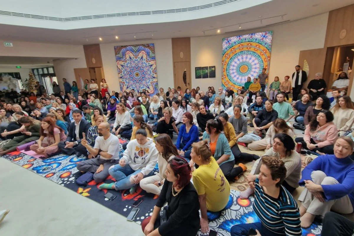 “Nine Senses”də məşhur hind qurunun meditasiya praktikası keçirilib - FOTO