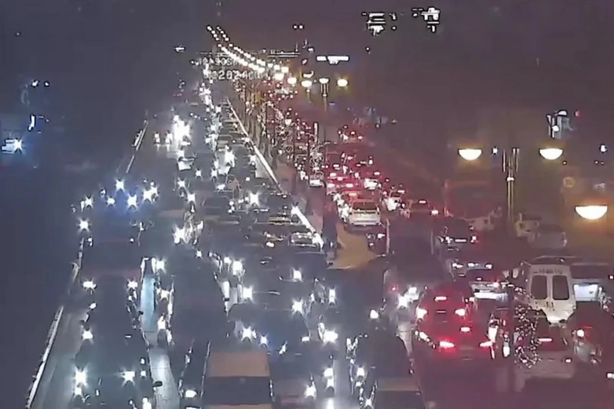 Bakının bəzi yollarında tıxac yaranıb